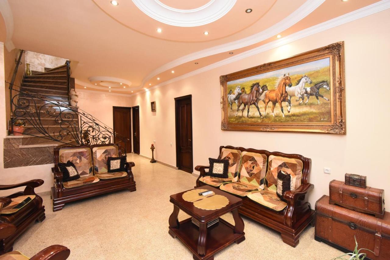 Guest House Erevan Esterno foto