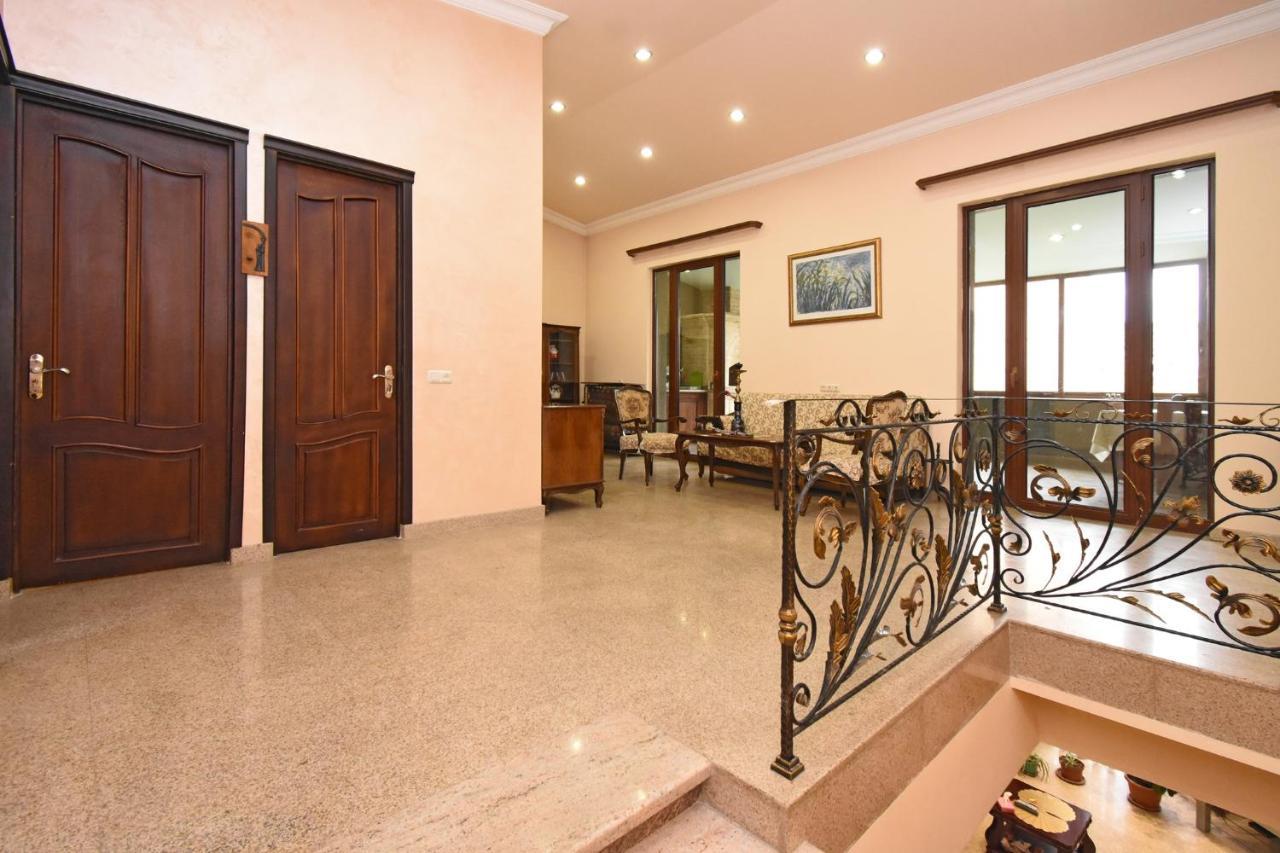 Guest House Erevan Esterno foto
